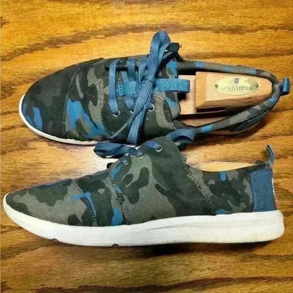 TOMS Camouflage Sneakers - Picture 2 of 4